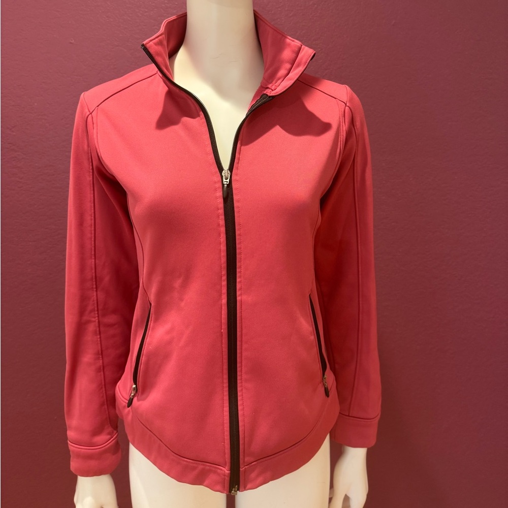 Women’s pink zip up jacket with zipper pockets